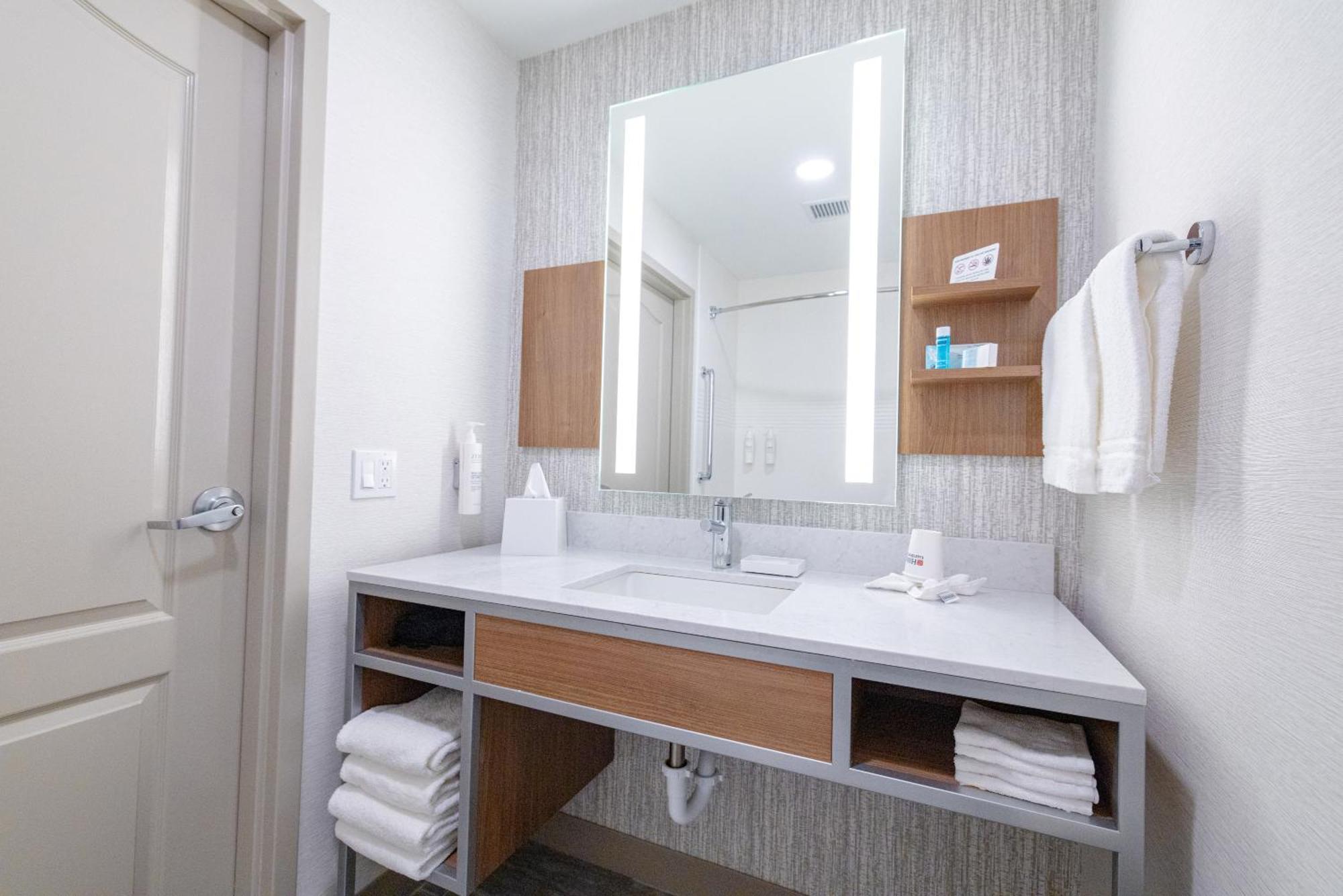 Hilton Garden Inn Лейкууд Екстериор снимка
